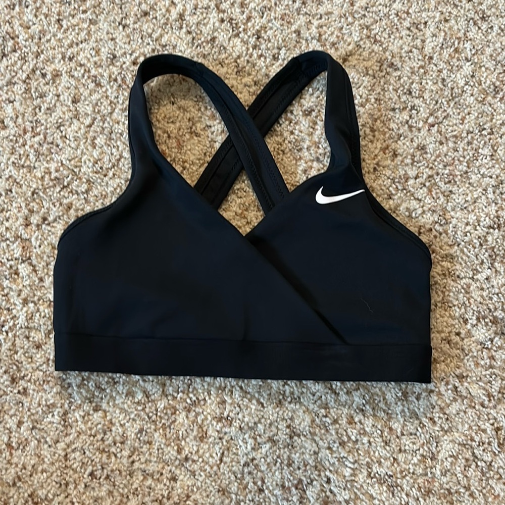 black nike sports bra, cris cross back, adjustable straps